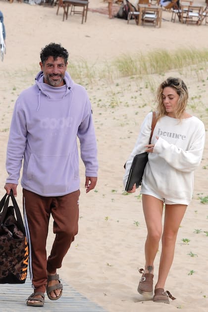 Aunque el frío y el viento
le impidieron a la modelo lucir su
cuerpazo en bikini, el minishort dejaba
apreciar sus piernas esculpidas.