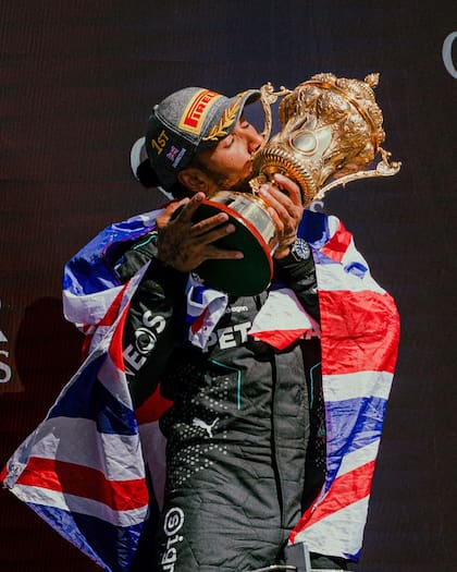 Aunque el gesto del piloto para con su madre emocionó a muchas personas, otros analistas explican que este cambio podría deberse a un cambio de imagen