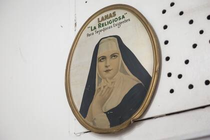 Aunque el negocio es de pequeñas dimensiones, el surtido deja en claro los años de experiencia, y los avisos también