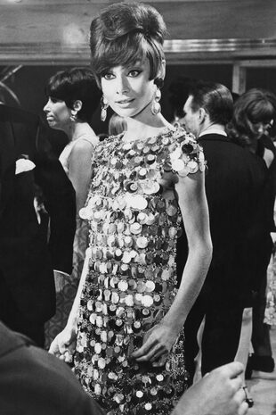 Aunque el nombre de Audrey Hepburn está vinculado al de diseñadores más tradicionales como Givenchy, la icónica actriz también fue una chica "rebelde" en los sesenta, como se mostró en la película Dos en la carretera, con el original estilismo creado por Mary Quant y Paco Rabanne. Su foto luciendo uno de los famosísimos minivestidos de círculos plateados de Rabanne hizo historia.