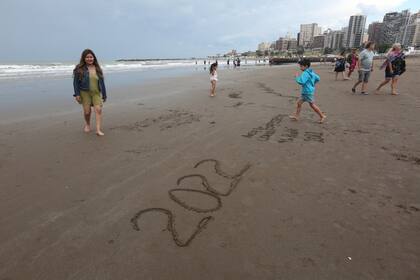 Aunque el tiempo no es propicio, los turistas se acercan al mar en el primer día de 2022