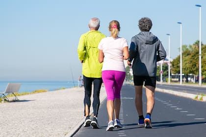 Aunque el trote permite quemar una mayor cantidad de calorías en menos tiempo, las caminatas constantes ofrecen una alternativa más sostenible y con menor riesgo de lesiones