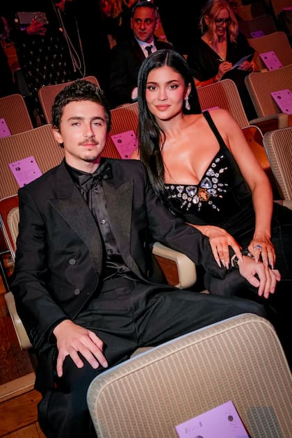 Aunque en la red carpet no posó con su novia Kylie Jenner, el protagonista de Marty Supremo estuvo junto a ella durante la ceremonia. Recientemente, Chalamet reveló el regalo sorpresa que le hizo la influencer y empresaria por sus 30 años: lo llevó a una función especial en IMAX de Interstellar, el éxito de taquilla de Christopher Nolan en el que el joven actor tuvo un papel secundario cuando apenas iniciaba su carrera