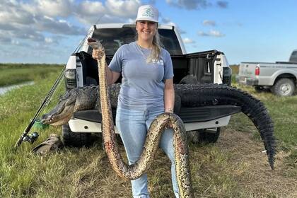 Aunque en las fotos posteriores los cazadores lucen sonrientes, se llevaron un susto al encontrarla