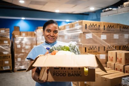 Aunque en muchas despensas no piden requisitos, sí es importante registrarse para obtener alimentos gratuitos (Instagram/@feedingamerica)