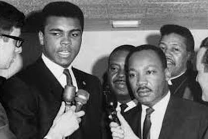 Aunque en un comienzo tuvieron diferencias, Martin Luther King defendió a Muhammad Alí cuando se negó a ir a la guerra de Vietnam