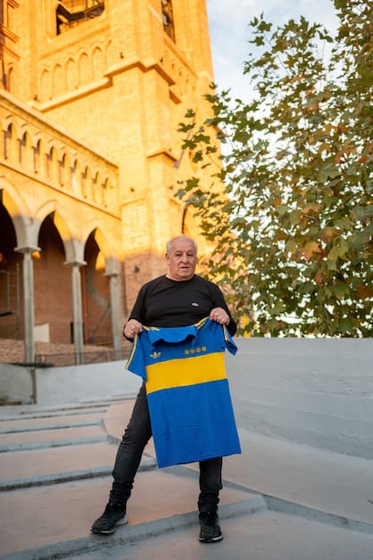 Aunque es hincha de River, llegó a la primera de Boca y compartió plantel con varios emblemas de su historia.