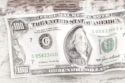 Aunque es perfectamente válido, el billete de US$100 con la "cara pequeña" de Benjamin Franklin es rechazado por los argentinos