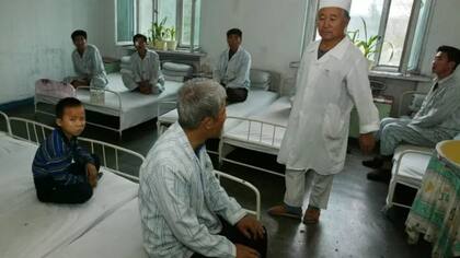 Aunque esta foto de un hospital de Sinuiju (norte del país) es de 2002, el académico asegura que las condiciones en los centros de salud de las zonas rurales no han cambiado mucho desde entonces.