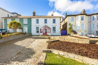Fotos: la impactante “casa arcoíris” que vende Sinead O’Connor a metros del mar