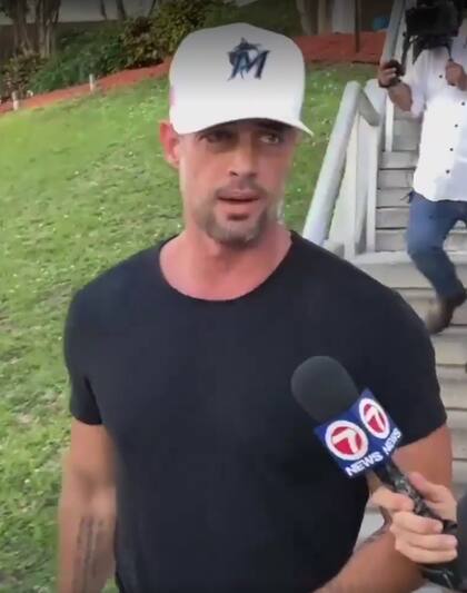 Aunque fue breve al referirse a su arresto, Levy se mostró sonriente ante los periodistas que se presentaron