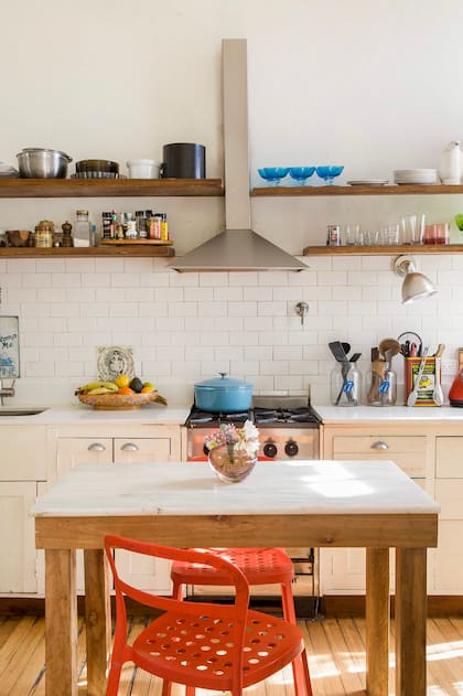Aunque fue hecha en una segunda obra, la cocina mantiene el espíritu de la casa.