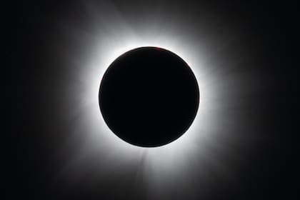 Aunque hay luna nueva cada mes, los eclipses no ocurren siempre debido a la inclinación de la órbita lunar respecto al plano de la órbita terrestre
