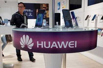 Aunque Huawei es conocida por sus celulares, una parte significativa de su negocio está en el equipamiento de infraestructura de telecomunicaciones