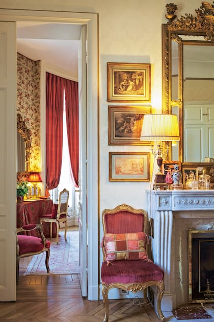 “Aunque hubiera sido fácil contratar un decorador, decidí hacerlo a mi manera, porque quería una casa que tuviera mi espíritu", cuenta Della Giovampaola. Tras la puerta, su dormitorio