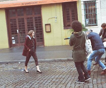 Aunque hubo lluvia, Olivia puso la mejor actitud y brilló como siempre. ?Lo suyo: estilo y mucha pero mucha actitud