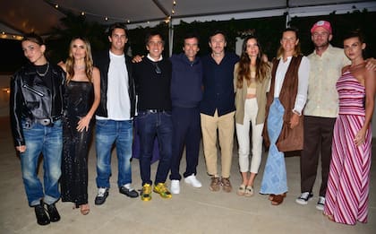 Aunque hubo que esperar hasta último momento para ver si el recordman pasaba a semifinales del US Open, hubo mucha gente que se acercó a saludar a Adolfito. De izquierda a derecha: Myla Cambiaso, María, Poroto Cambiaso, Santiago Pando, Pico Mónaco y su mujer, Diana Arnopoulos, los tenistas Victoria Azarenka y Tommy Paul y la influencer Paige Lorenze.