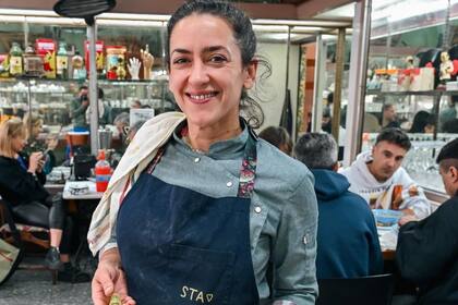 Aunque la base es la misma, las Pavlovas tienen muchas variantes, en Santa Inés, Jazmín, la chef, tiene dos opciones.