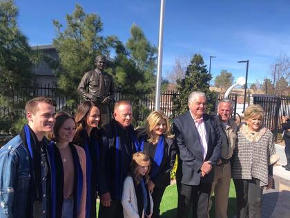Aunque la estatua en honor a Alyn Beck sí existe, fue terminada con fondos conseguidos por organizaciones externas al gobierno