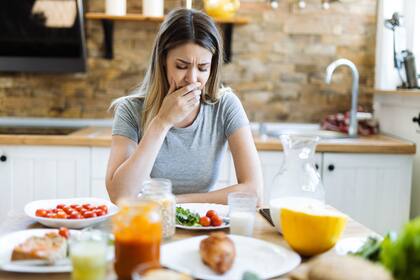 Aunque la gente tiende a atribuir las náuseas o indigestión a problemas gastrointestinales comunes, es importante vigilarlos, y si empeoran o no desaparecen, contactar al médico (Archivo)