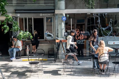 Aunque la moda lidera la agenda de desembarcos, no es el único sector activo