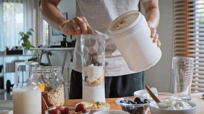 Aunque la proteína de suero es originalmente derivada del suero de leche, existen versiones veganas de proteína en polvo