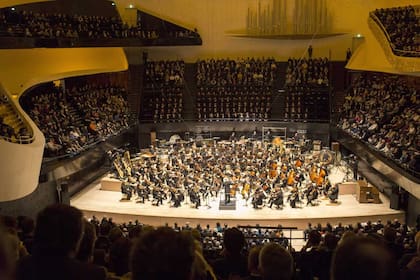 Aunque la sala es grande, los espectadores se sienten cerca del escenario