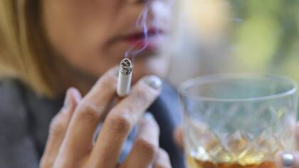 Aunque los beneficios parecen ser mejores con fumadores y bebedores, eso no contrarresta el daño causado por el consumo de cigarrillos y alcohol.