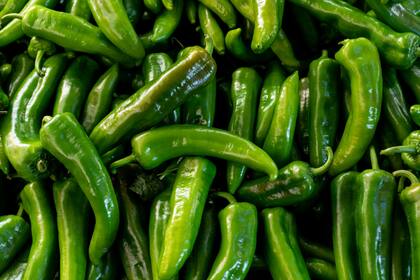 Aunque los chiles con los que se prepara esta receta son verdes, el color de la salsa final suele tener un tono más anaranjado (Freepik/8photo)