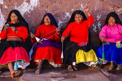 Aunque los hombres son quienes elaboran los sombreros, las mujeres tejen cintos coloridos llamados "chumpis", que las novias obsequian a sus futuros maridos