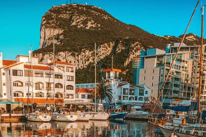 Aunque los los gibraltareños ya estén vacunados, relajar las medidas podría implicar un riesgo para los españoles que viajan al Peñón y no están inmunizados