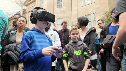 Aunque los museos limpian los dispositivos todos los días, eso no es suficiente