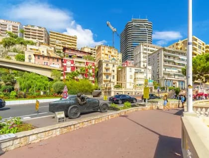 Aunque Mónaco es conocido por su exclusividad, casinos de lujo y yates multimillonarios, también puede ser un destino accesible para viajeros con presupuesto limitado