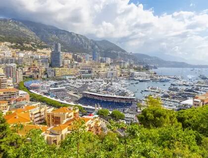 Aunque Mónaco es conocido por su exclusividad, casinos de lujo y yates multimillonarios, también puede ser un destino accesible para viajeros con presupuesto limitado
