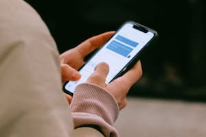 Aunque muchas personas utilicen las mayúsculas para escribir sus mensajes en WhatsApp, la RAE recomienda reducir su uso a lo elemental