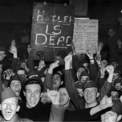 Aunque muchos celebraron el anuncio de la muerte de Hitler, abundaron también los escépticos que pensaban que la noticia formaba parte de una estratagema nazi