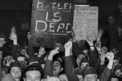 Aunque muchos celebraron el anuncio de la muerte de Hitler, abundaron también los escépticos que pensaban que la noticia formaba parte de una estratagema nazi.