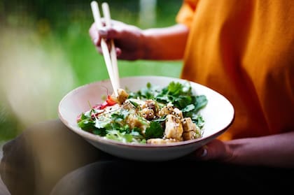 Aunque no es tan común en la Argentina, los expertos recomiendan arrancar el día con una ensalada