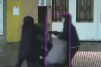 Aunque no estaban armados, golpearon al jubilado con las manos y con un paraguas.