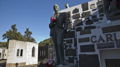 Aunque no hay cifras, se supone que, junto con la de Eva Perón, es la tumba más visitada
