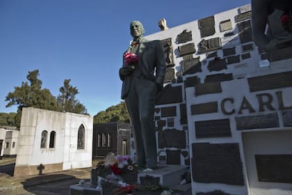 Aunque no hay cifras, se supone que, junto con la de Eva Perón, es la tumba más visitada
