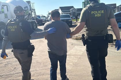 Aunque no hay más detalles al respecto, las autoridades confirmaron que son más de dos docenas los inmigrantes indocumentados detenidos en una obra en construcción en Florida