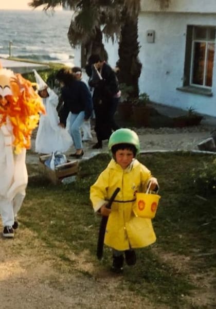 "Aunque no lo creas, no se si era el 'Sueño del pibe' pero de chico yo tenía esta foto ya en modo bombero"
