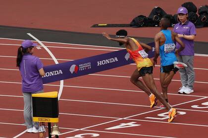 Aunque no parezca, Petros (de naranja y amarillo) perdió la carrera ante Simbu, de azul