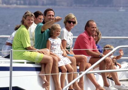Aunque no pudo ir a Grecia muy a menudo, a la familia real griega se la veía con sus pares en ocasiones formales o en vacaciones, como esta en España, donde el rey y la reina están vestidos de verde, al lado de la princesa Diana, en 1990.