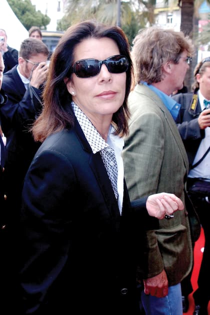 Aunque no se excede en materia de accesorios, los anteojos de sol están entre sus favoritos y siempre la acompañan. Los lleva clásicos, a veces en estilo aviador, otras en formato XL e inspiración vintage.