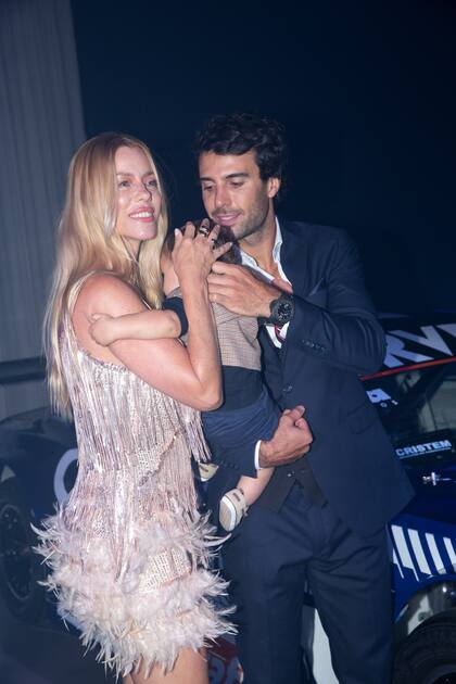 Aunque no se separan de él, al momento de las fotos la pareja elige no exponer a Cruz.