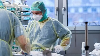 Aunque ómicron sea menos severa, los expertos temen que puedan sobrecargar los hospitales.
