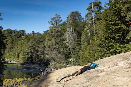 Aunque otra pasarela que atraviesa el río conduce desde allí hacia el Refugio Cajón del Azul, la mayor parte de los caminantes se queda en los espectaculares pozones de agua.