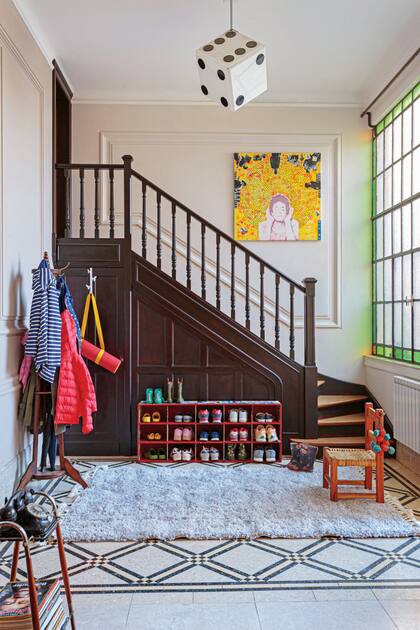 Aunque parece un adorno, el antiguo teléfono funciona. La lámpara con forma de dado fue un regalo de los dueños de un conocido bar.